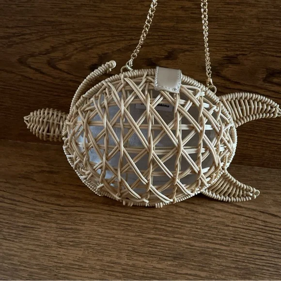 Tommy Bahama Woven Turtle Crossbody Bag in Natural Straw with Gold Chain NWT - Picture 8 of 8